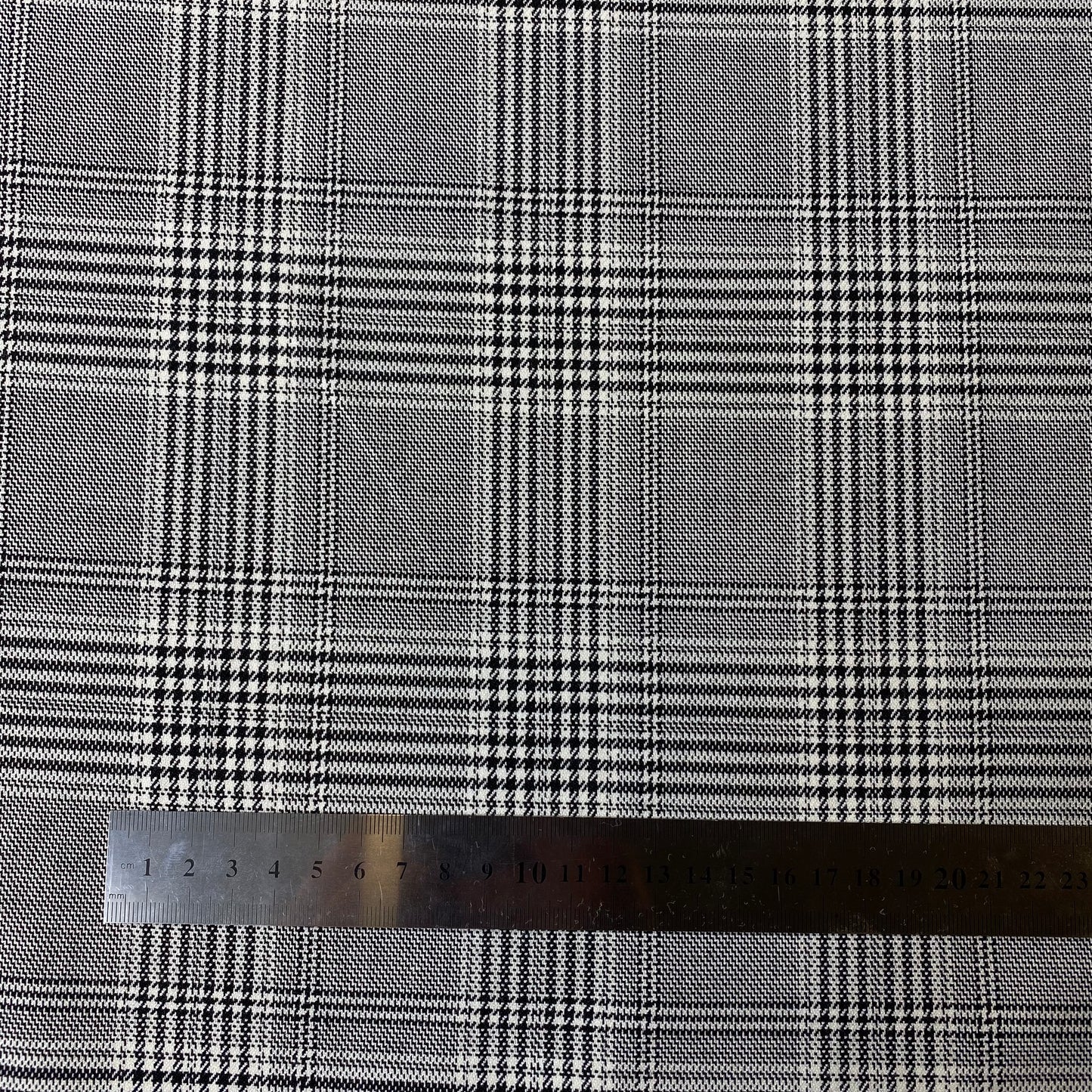 Cuadros escoceses, patrón Príncipe de Gales, blanco y negro.