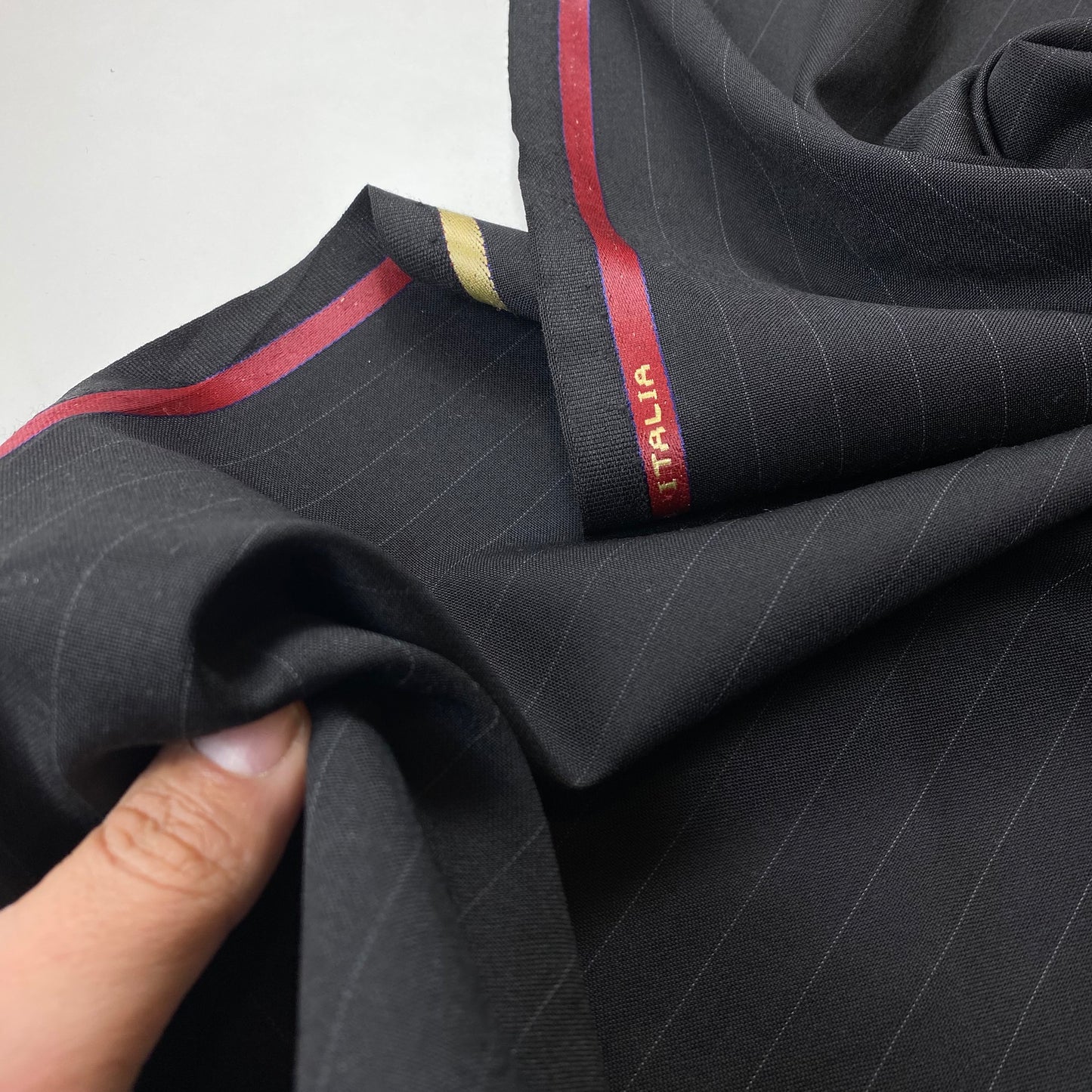 Tela negra a medida con rayas