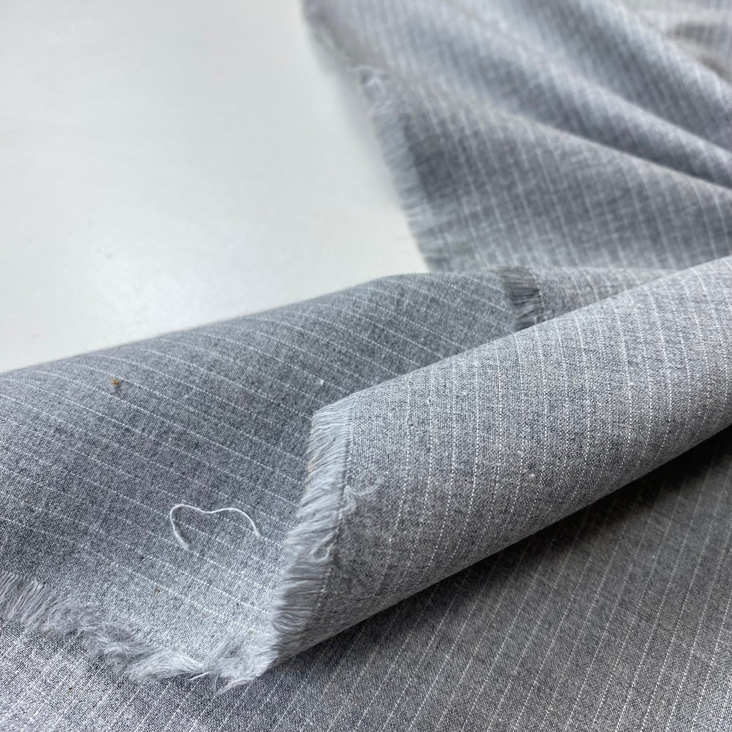 Tecido alfaiateria cinzento com riscas