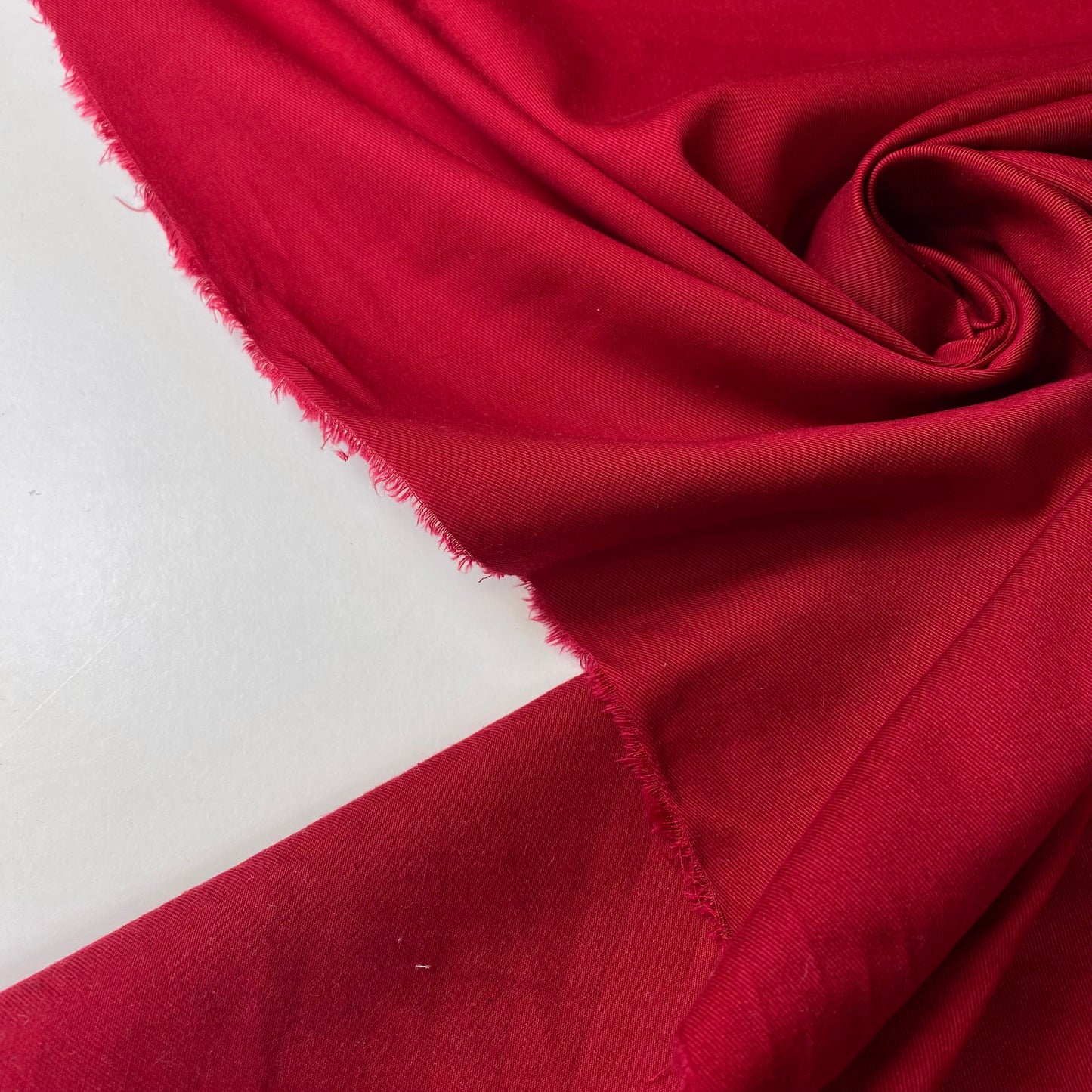 Sarga de color rojo sangre