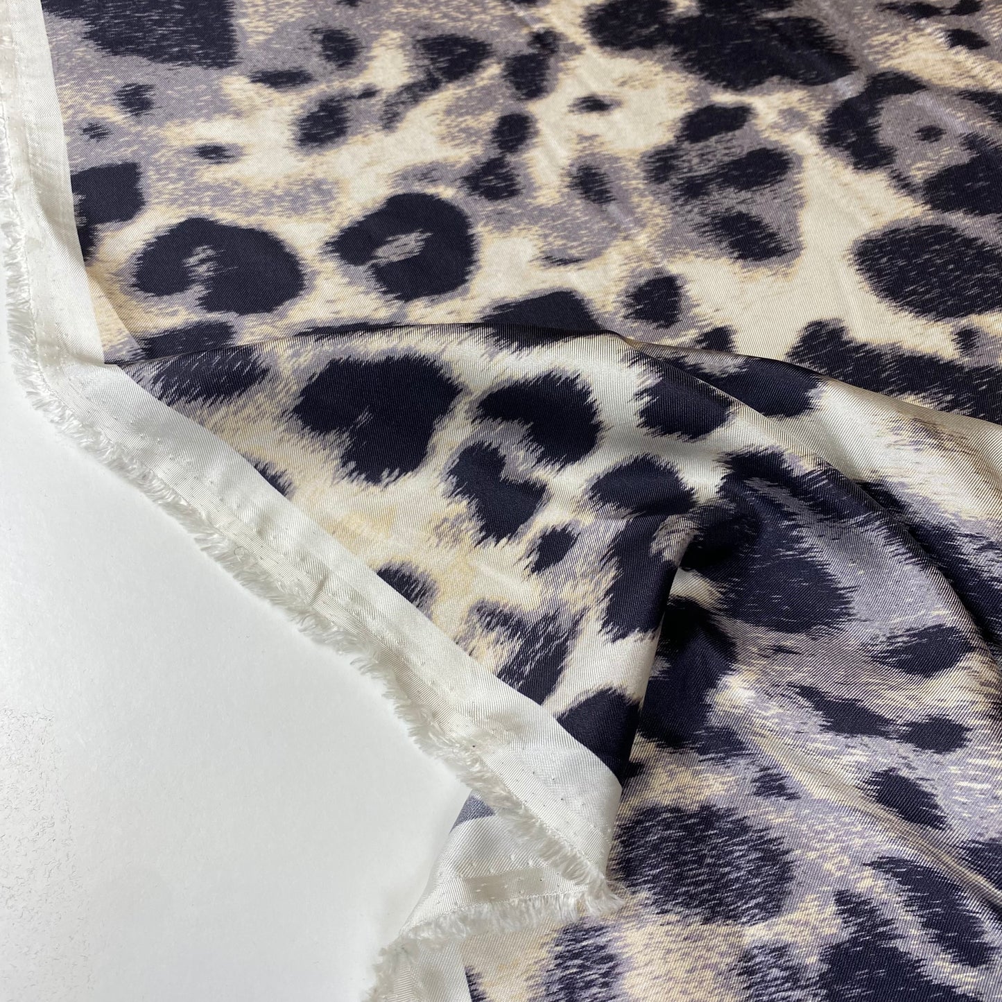 Seda fundo pérola com manchas