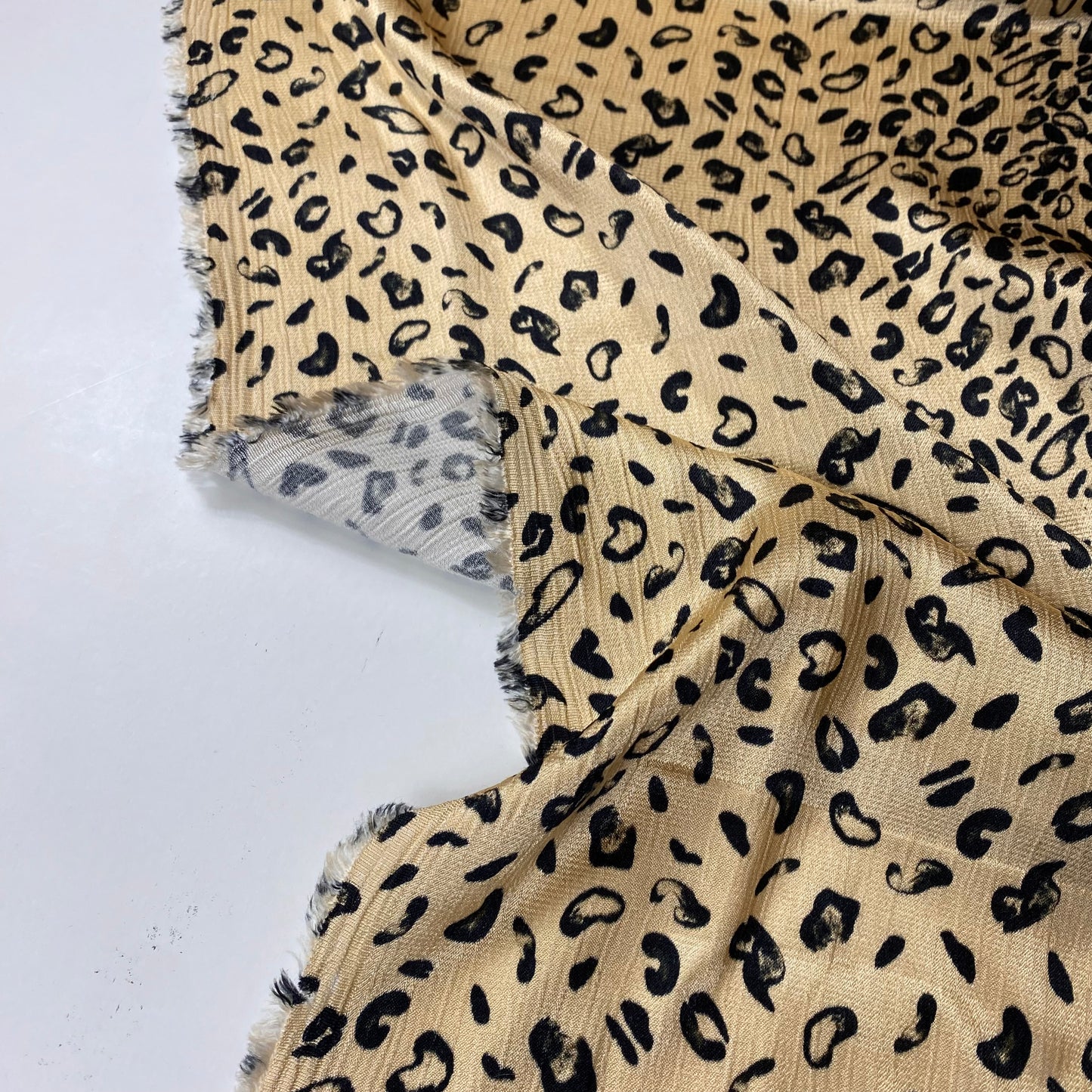 Sarga de satén dorado con lunares negros