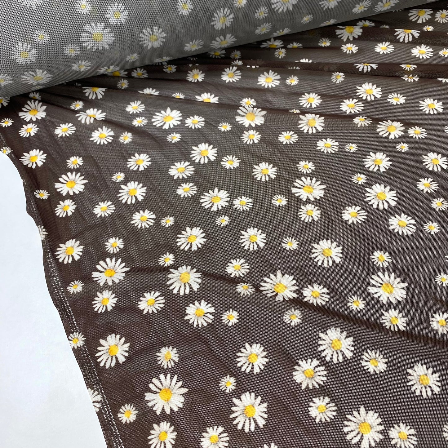 Tule preto com margaridas