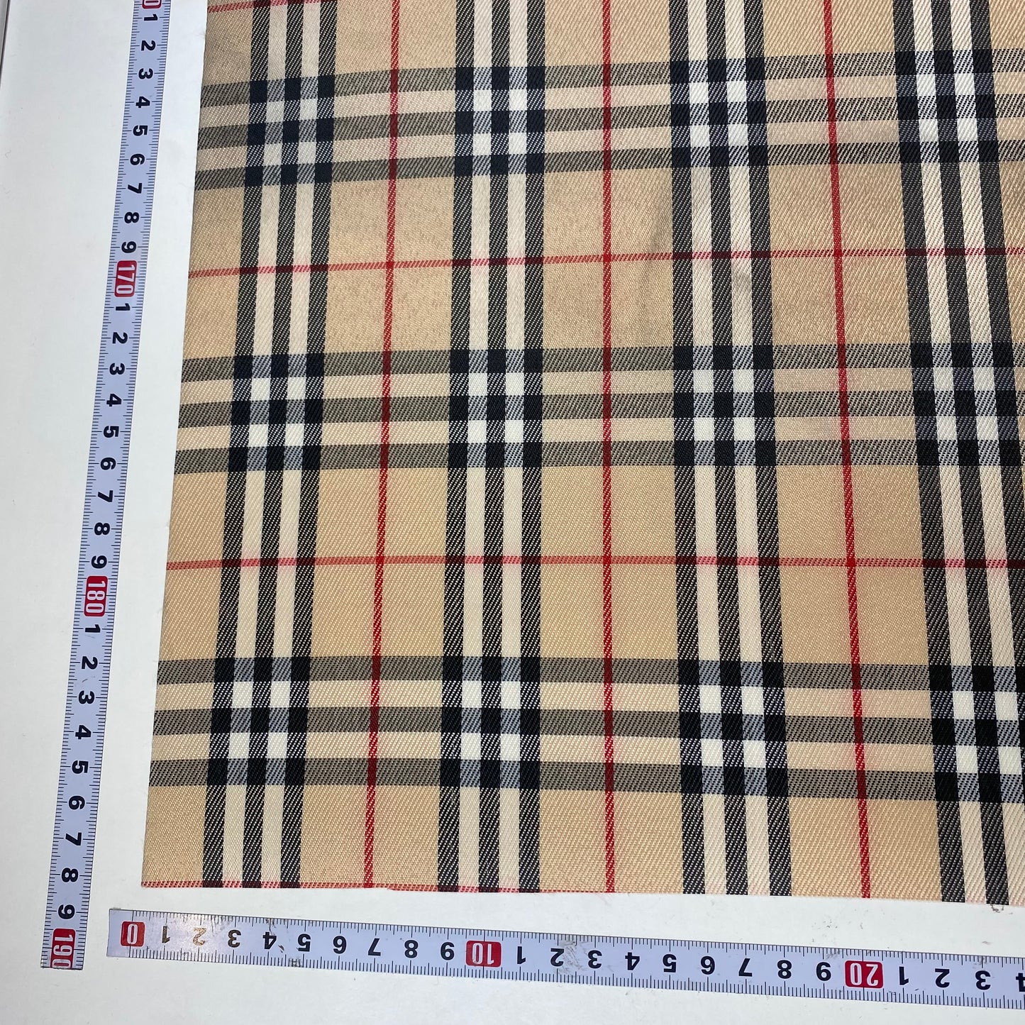 Tecido plastificado padrão Burberry