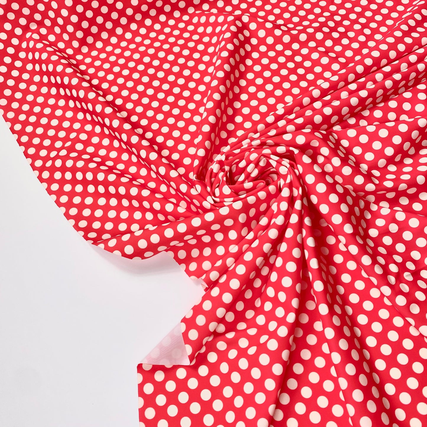 Lycra vermelha com bolas brancas