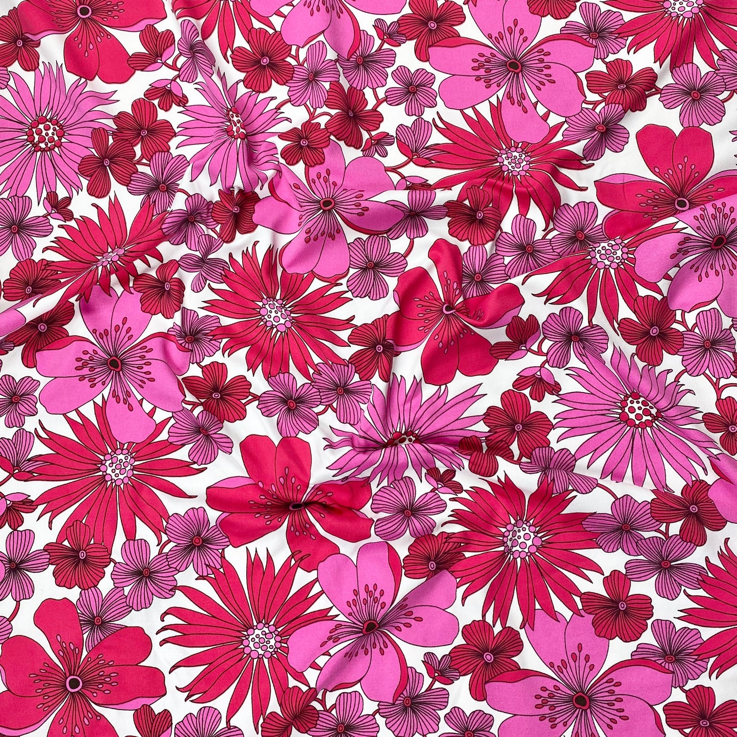 Tela de lycra blanca con flores rosas