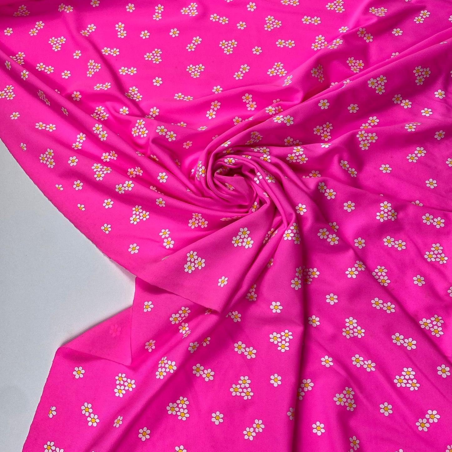 Lycra rosa choque com flores