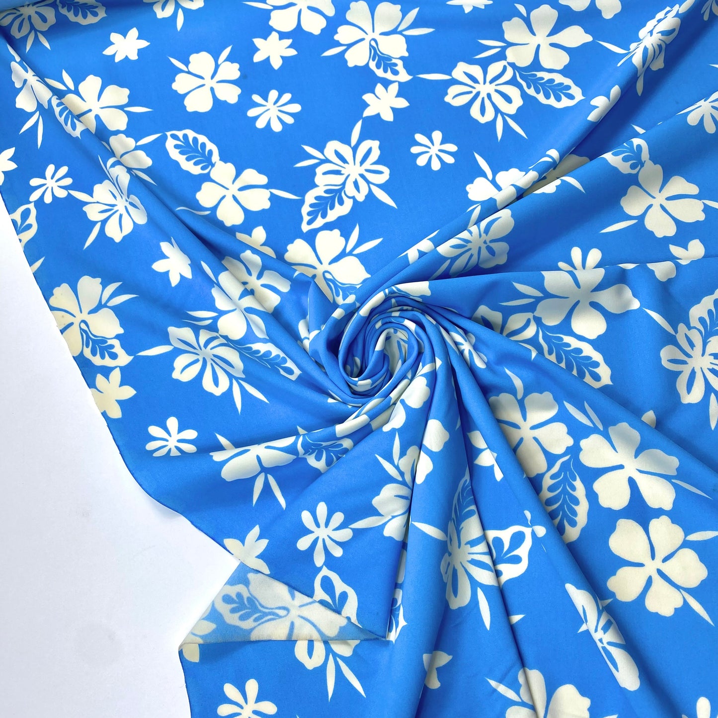 Lycra azul com flores brancas