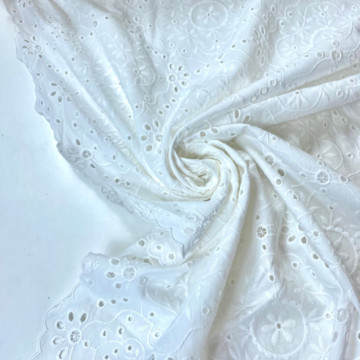 Bordado inglês branco