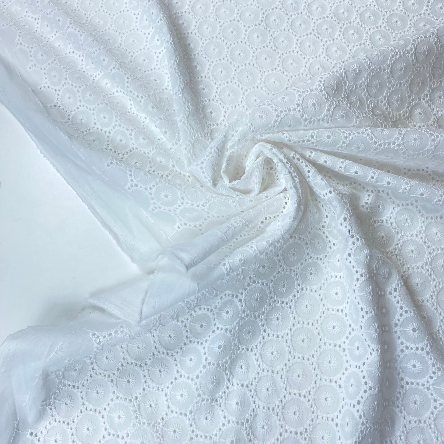 Bordado inglês branco