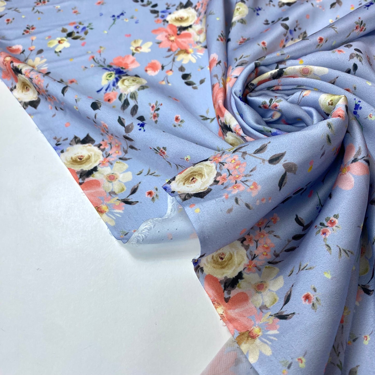 Cetim azul platinado com flores