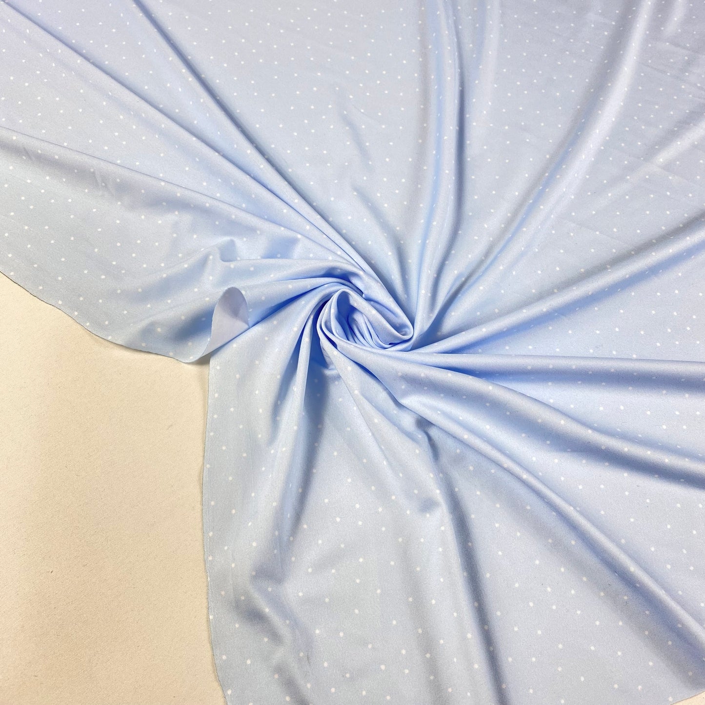 Licra con patrón azul bebé con lunares blancos