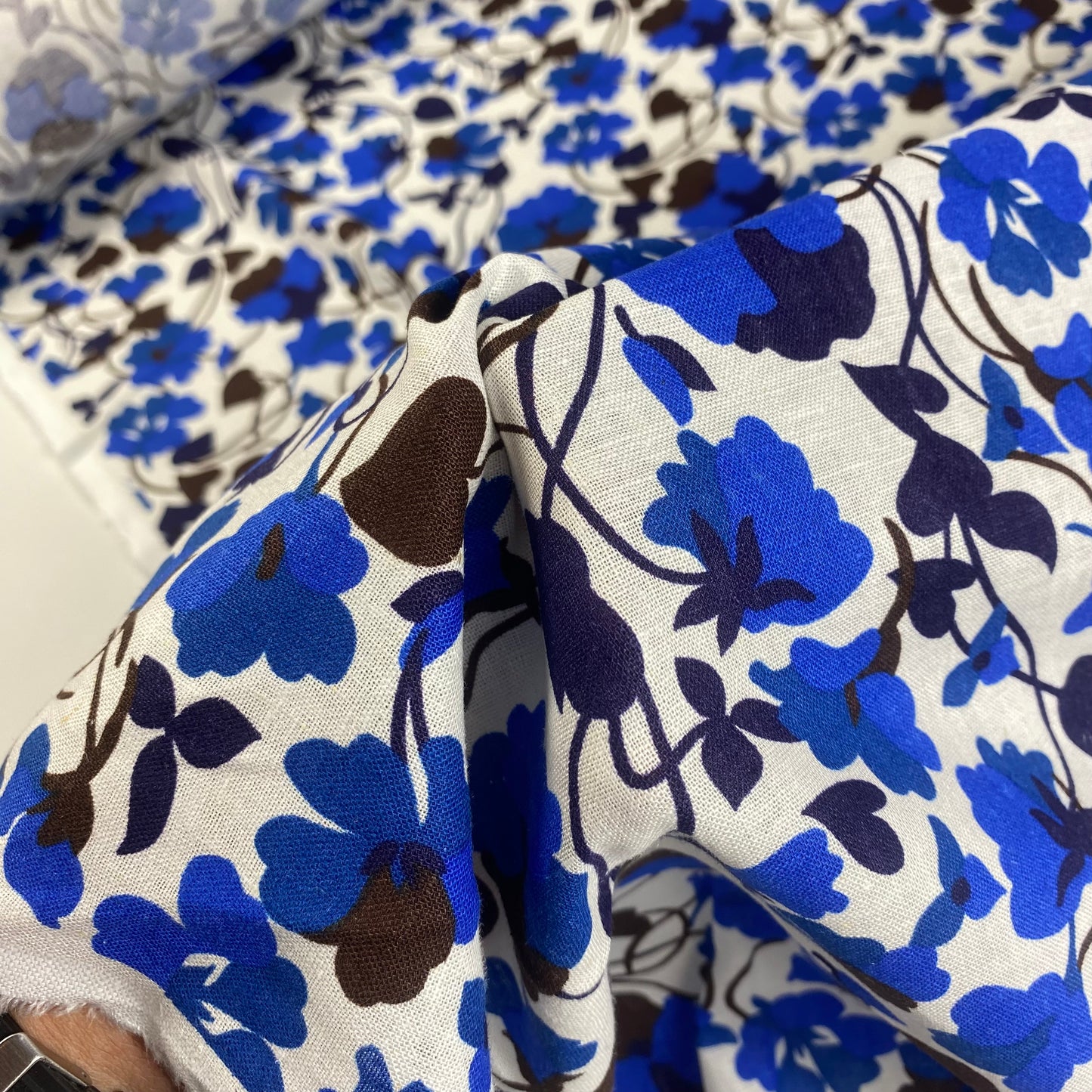 Linho branco com flores azul royal