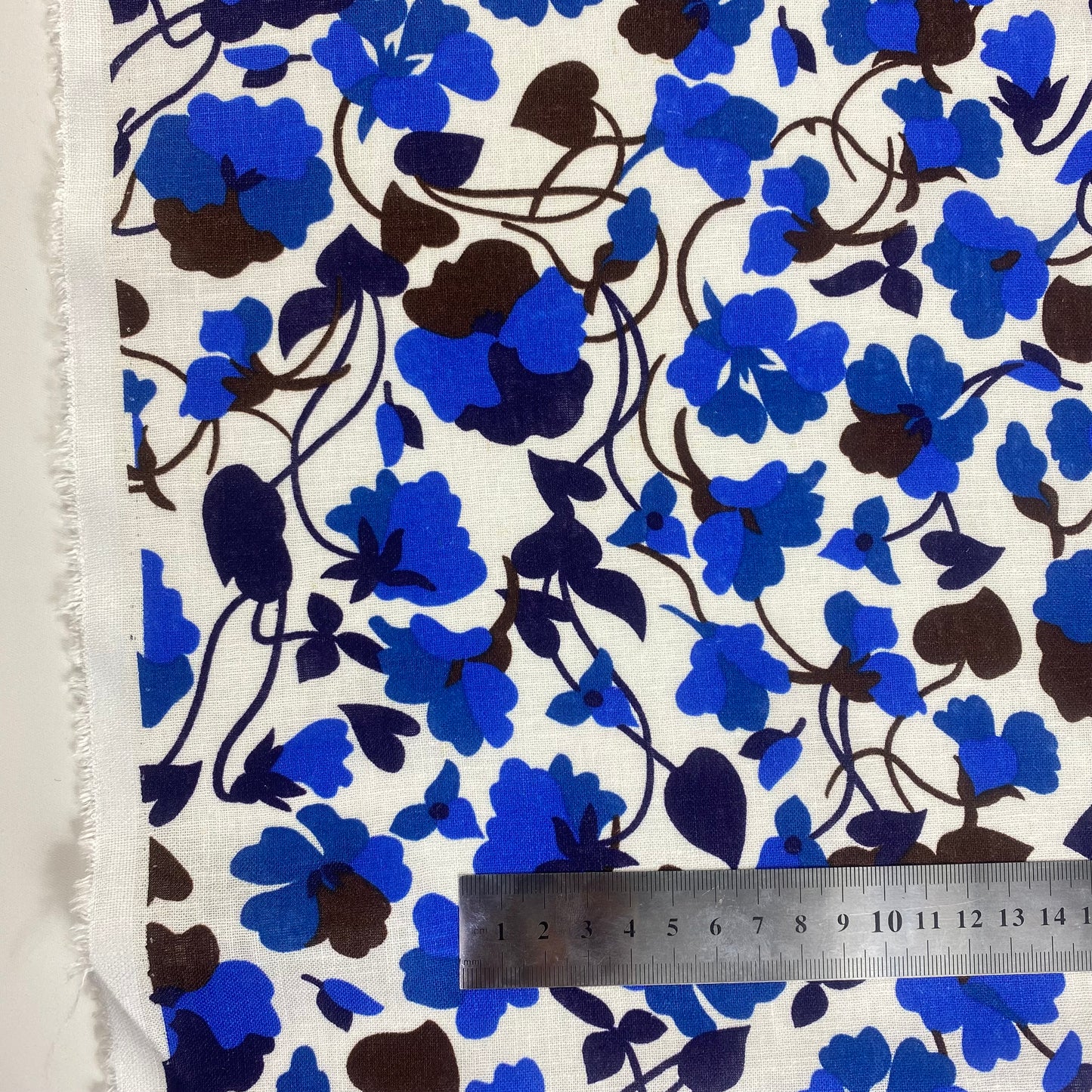Linho branco com flores azul royal