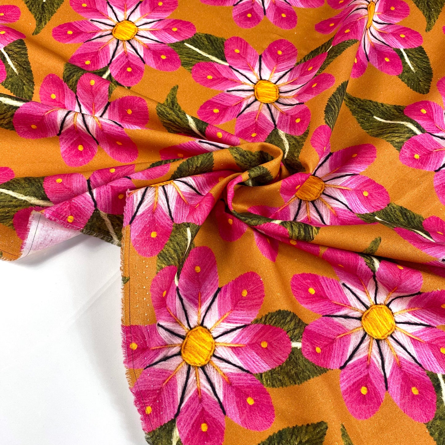 Linho amarelo com flores rosa