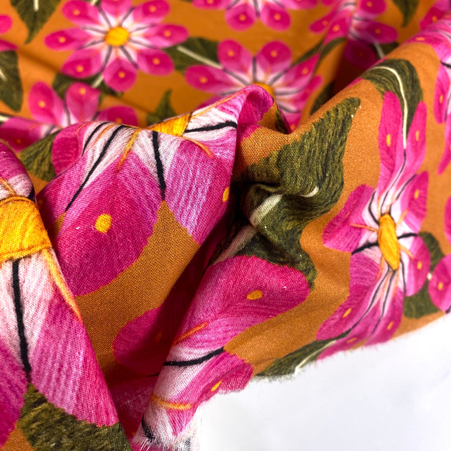 Linho amarelo com flores rosa