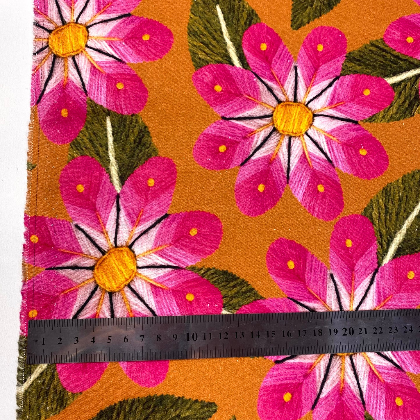 Linho amarelo com flores rosa