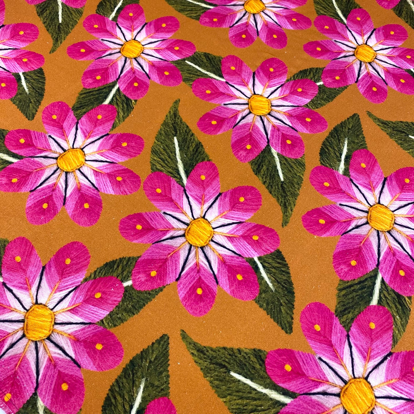 Linho amarelo com flores rosa