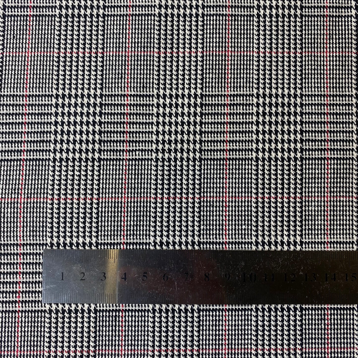 Tartán Príncipe de Gales en blanco y negro con una raya roja.