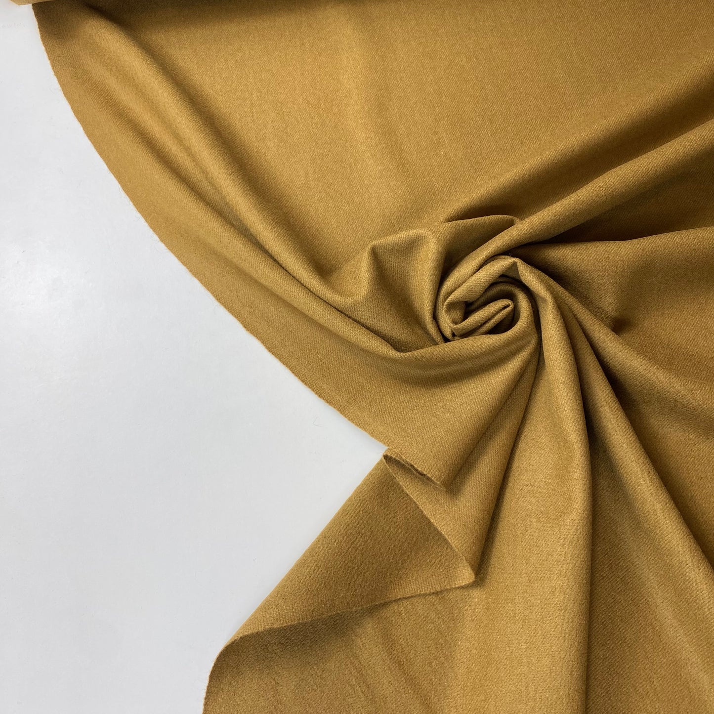 Melton dourado escuro