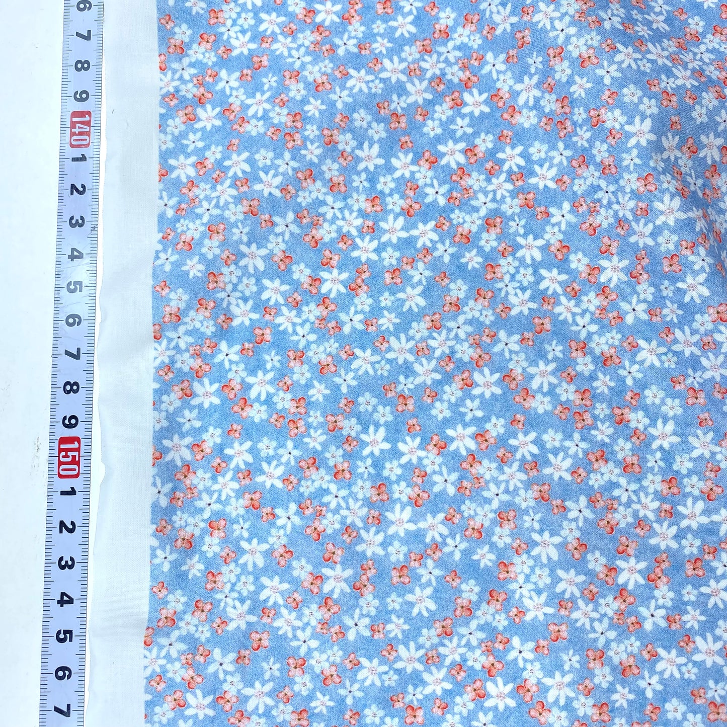 Cambray 100% Algodón Azul Cielo Con Flores Blancas y Rojas
