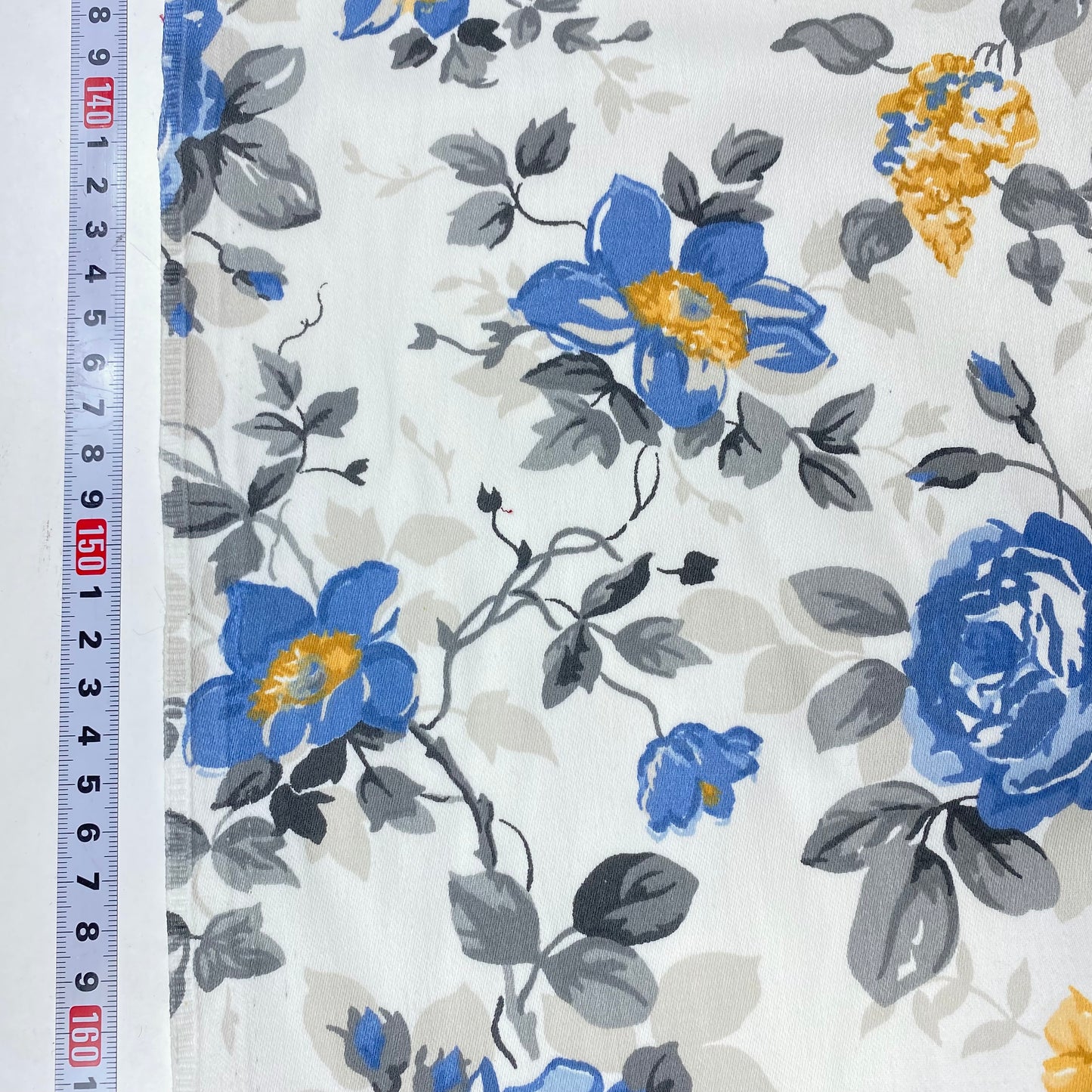 Sarga 100% Algodón Perla Con Flores Azules y Amarillas