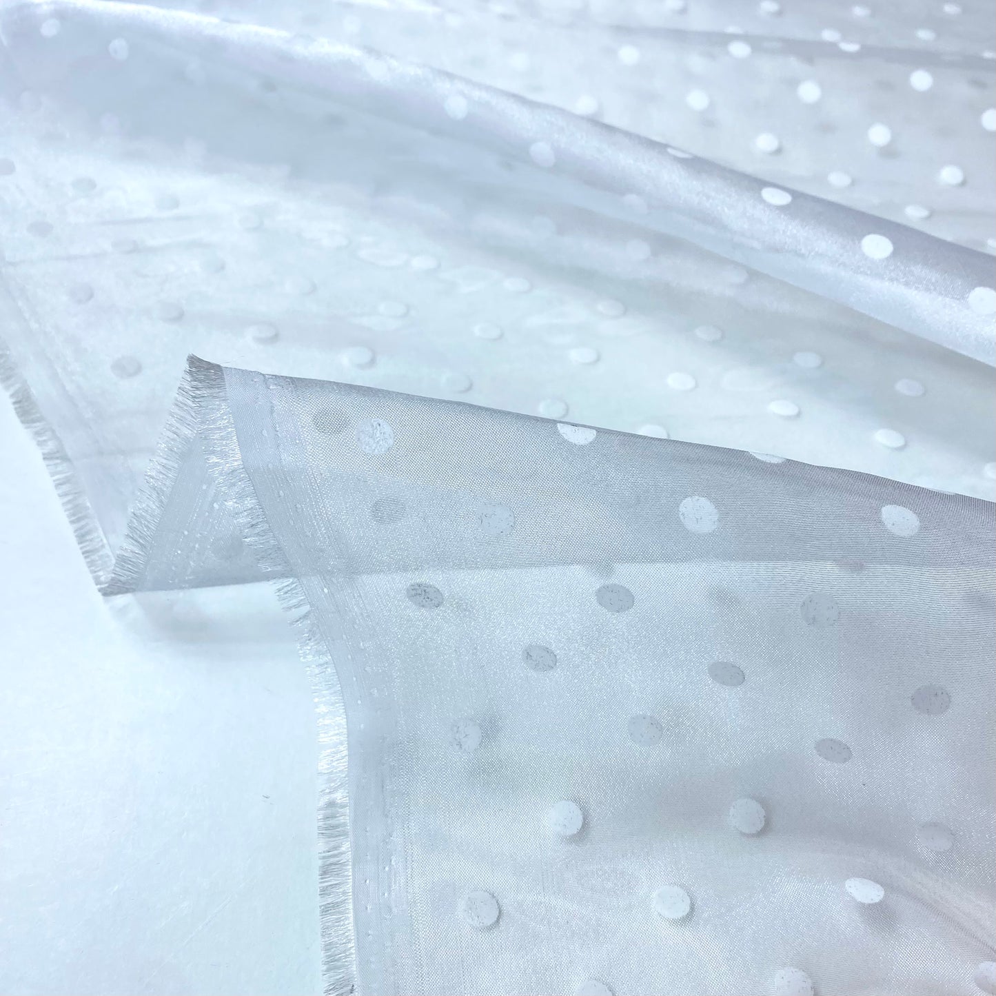 Organza Com Bolas Brancas