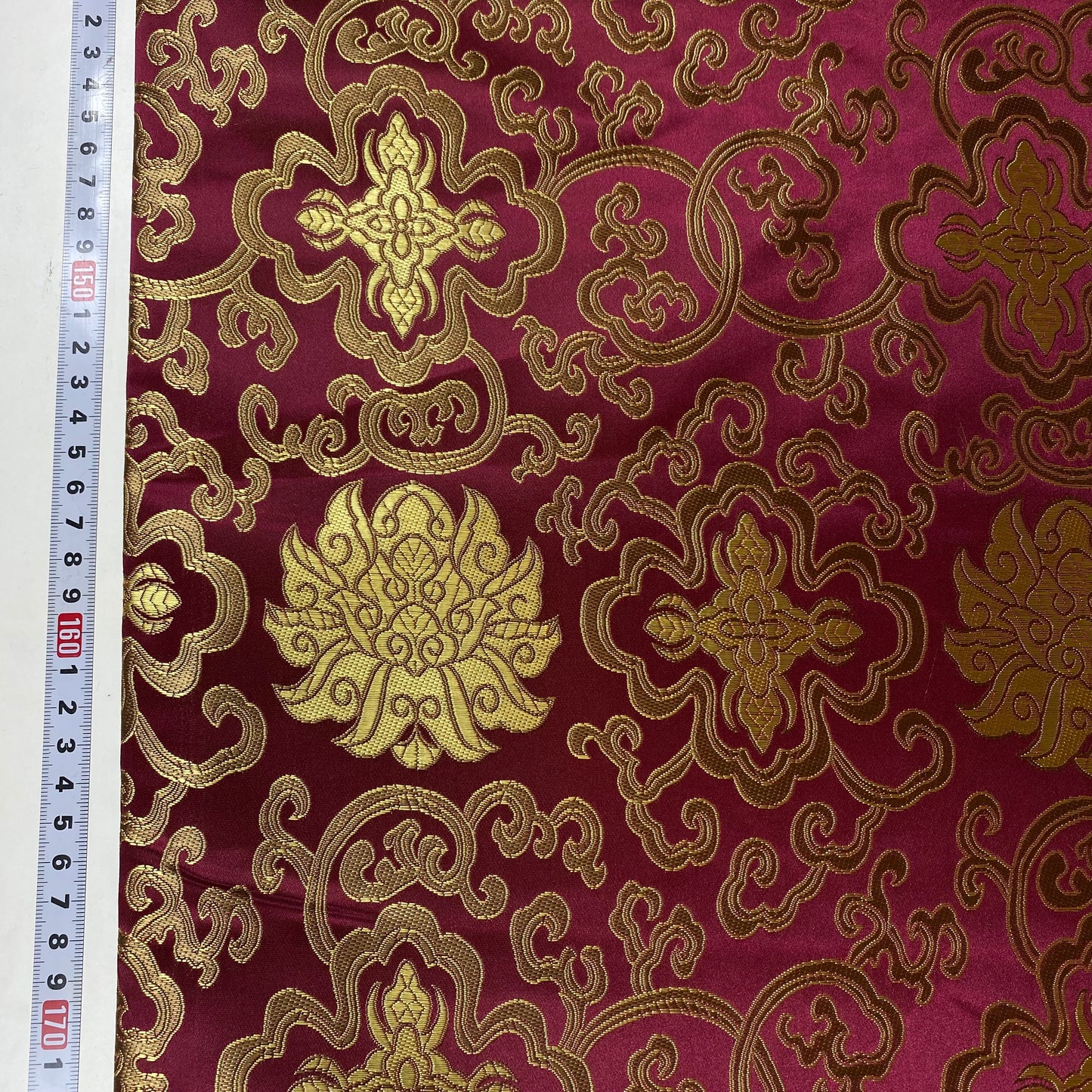 Brocado Vermelho Com Detalhes Dourados
