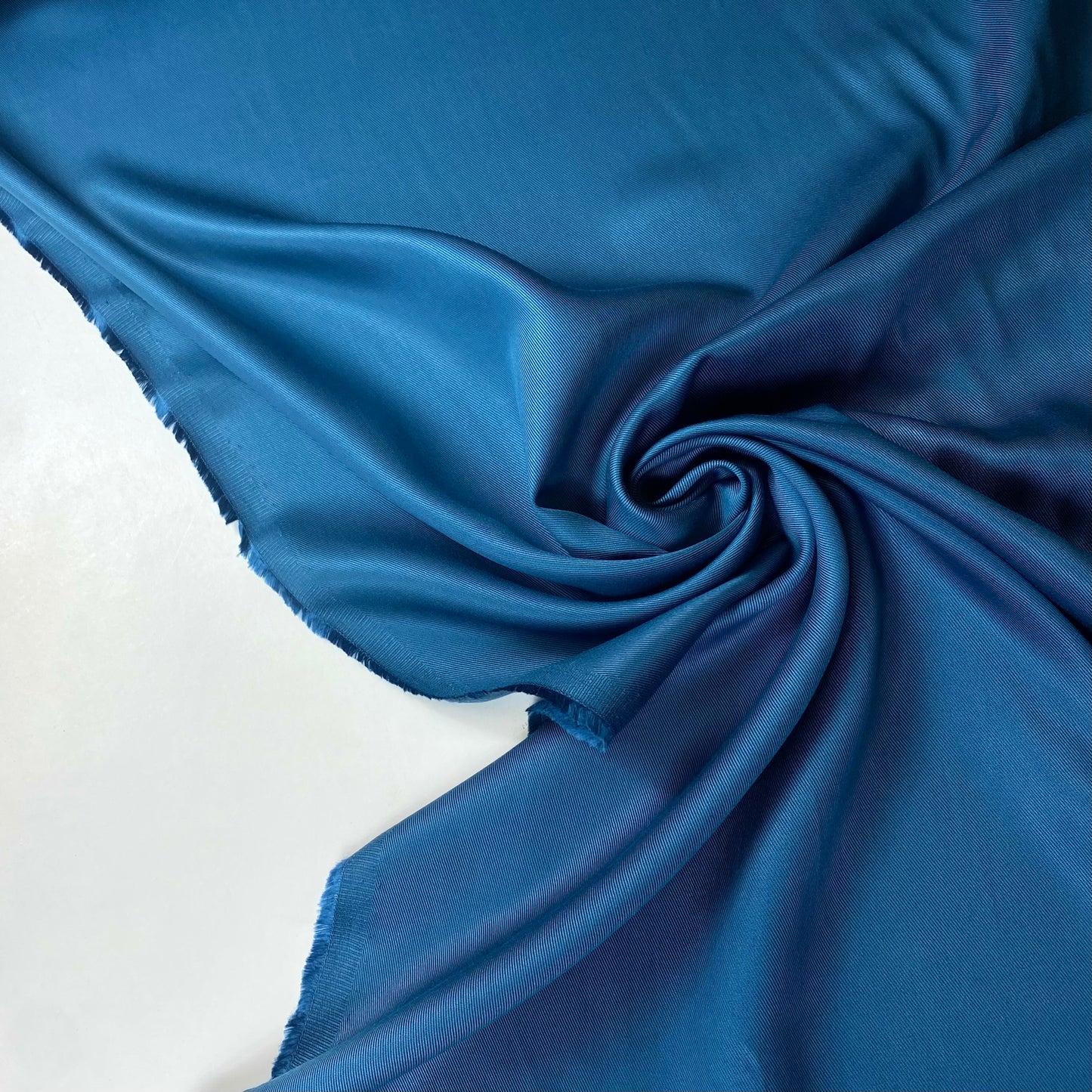 Sarga suave de color azul petróleo