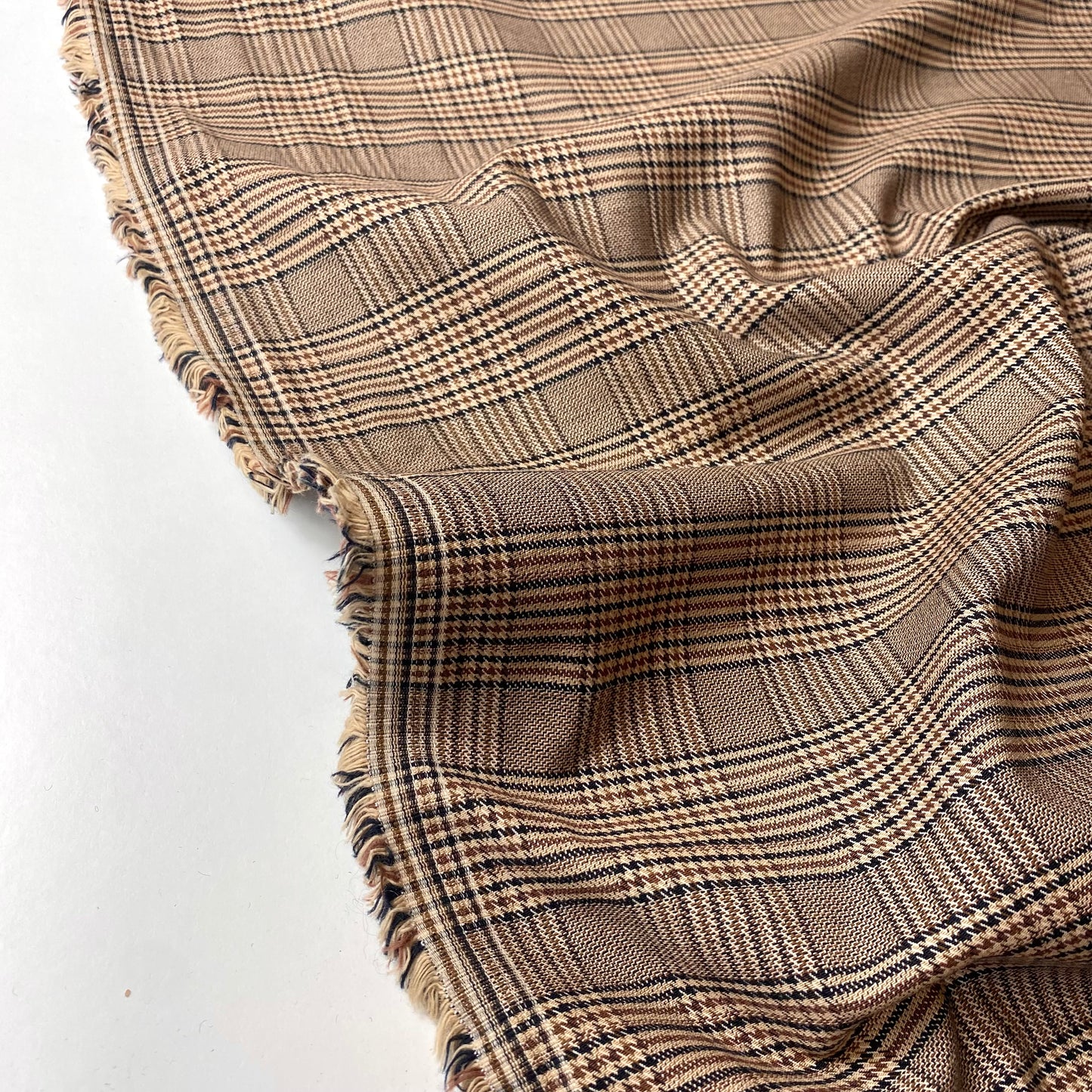 Tartán negro, dorado y marrón