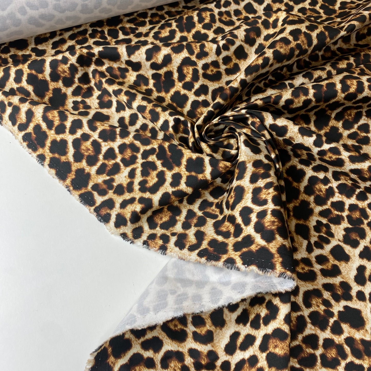 Sarga satinada con estampado de leopardo.