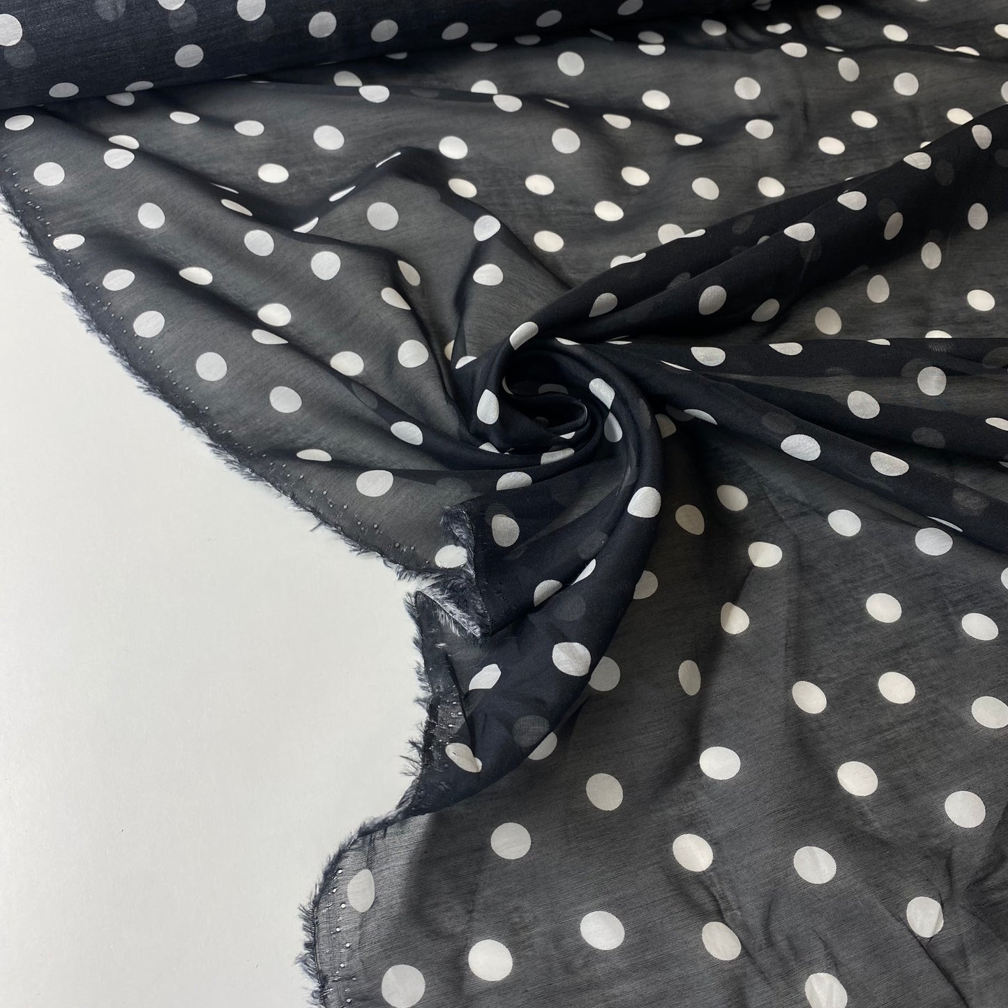 Voile negro con lunares blancos