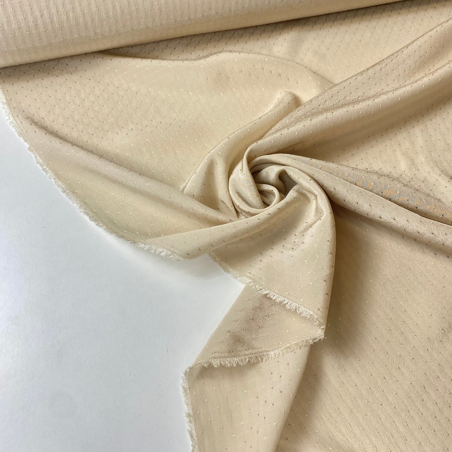 Crepe beige con detalles dorados.