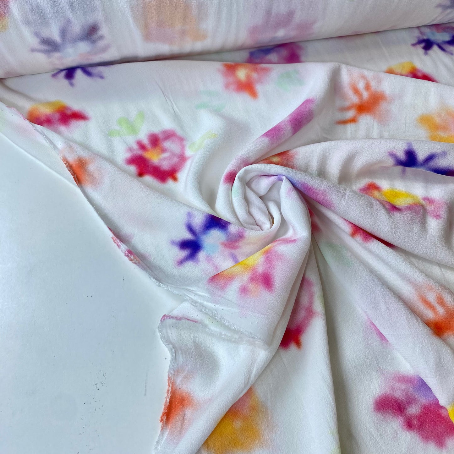 Crepe branco com manchas coloridas