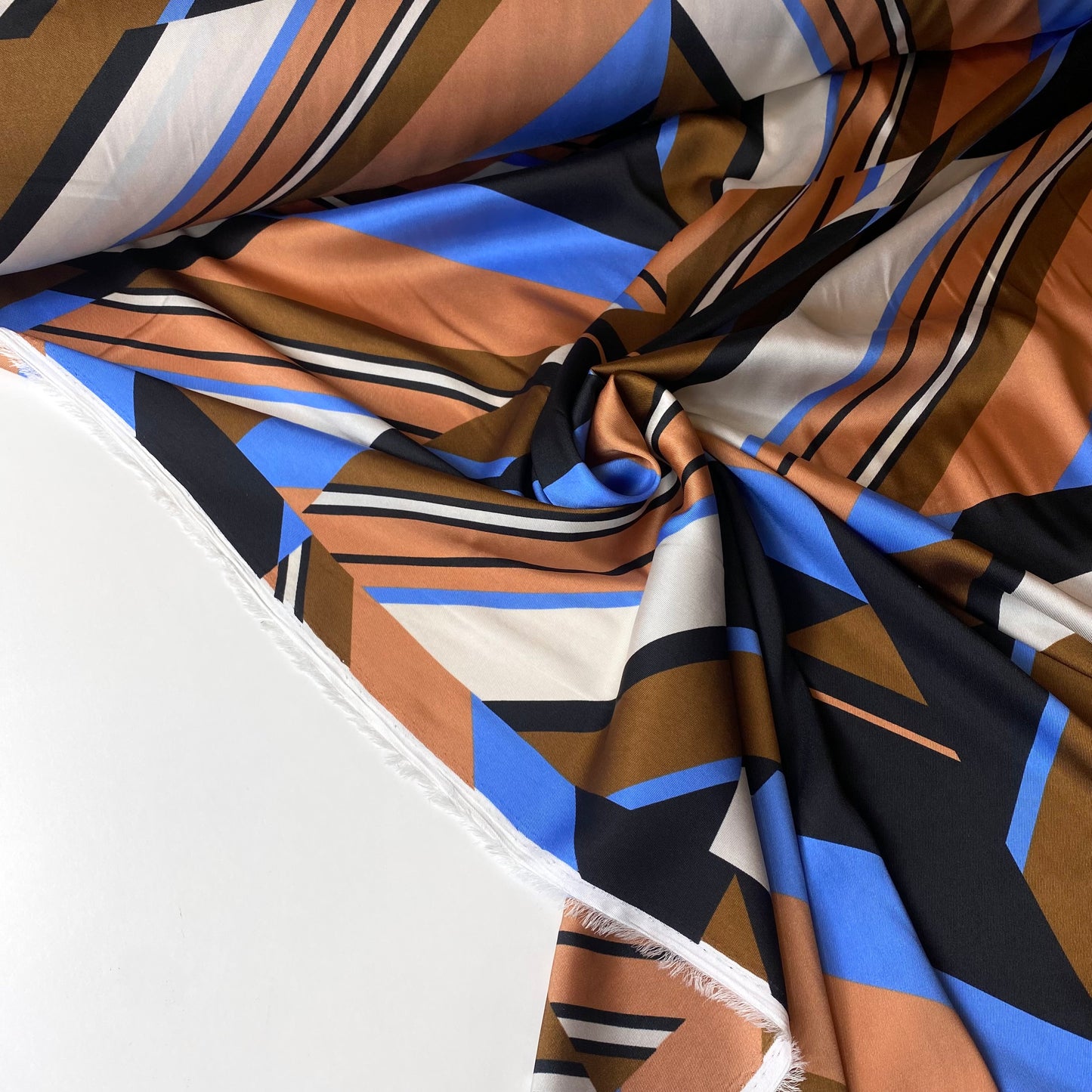 Cetim cor cobre, azul, preto, dourado e branco