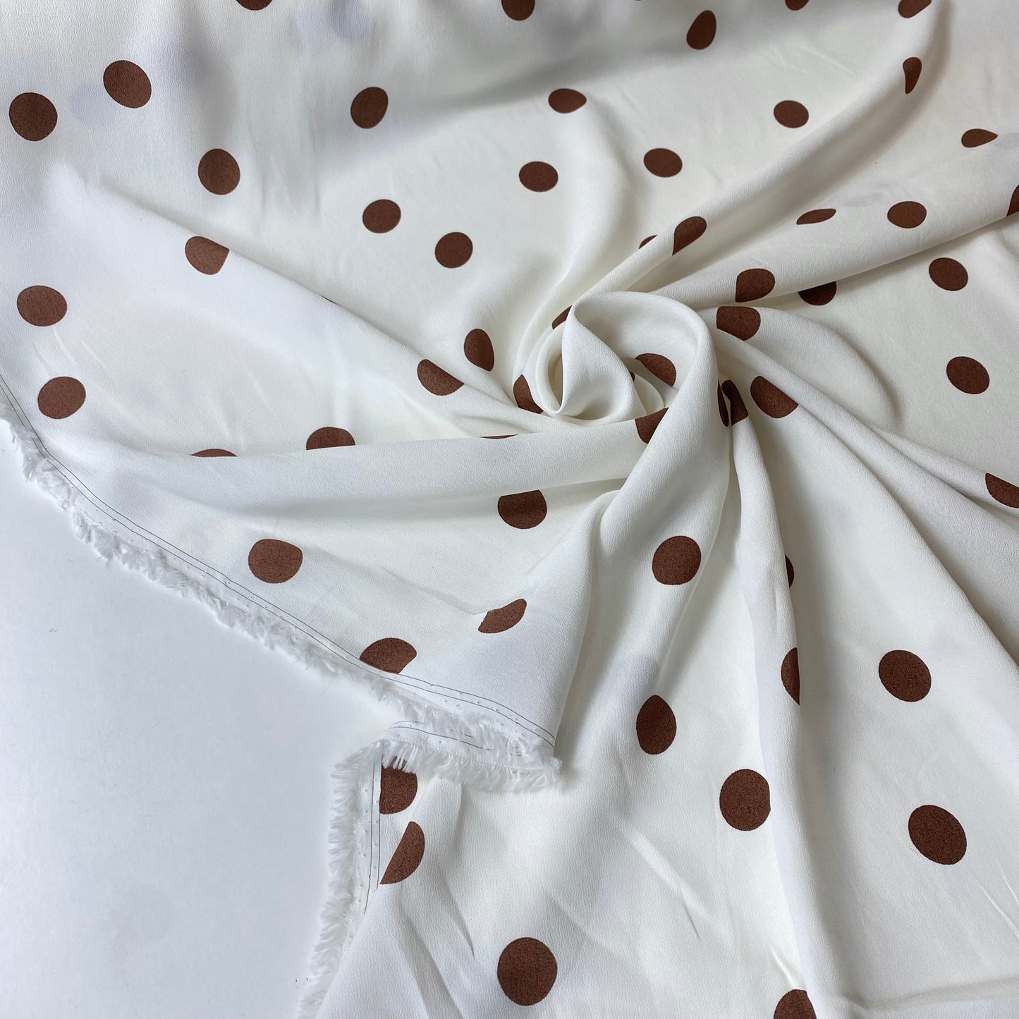 Crepe branco pérola com bolas castanhas