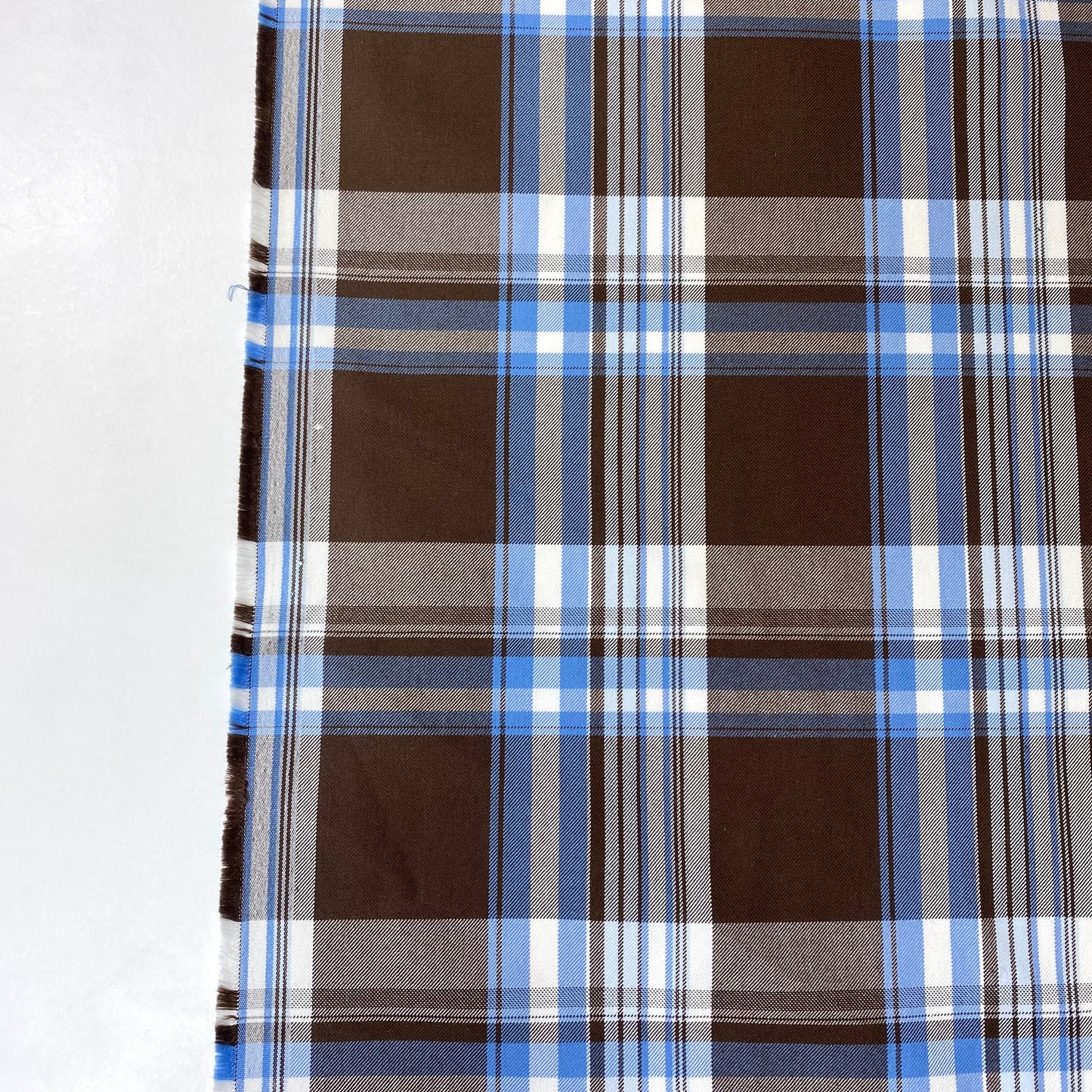 Sarja quadrados castanhos, com riscas brancas e azuis