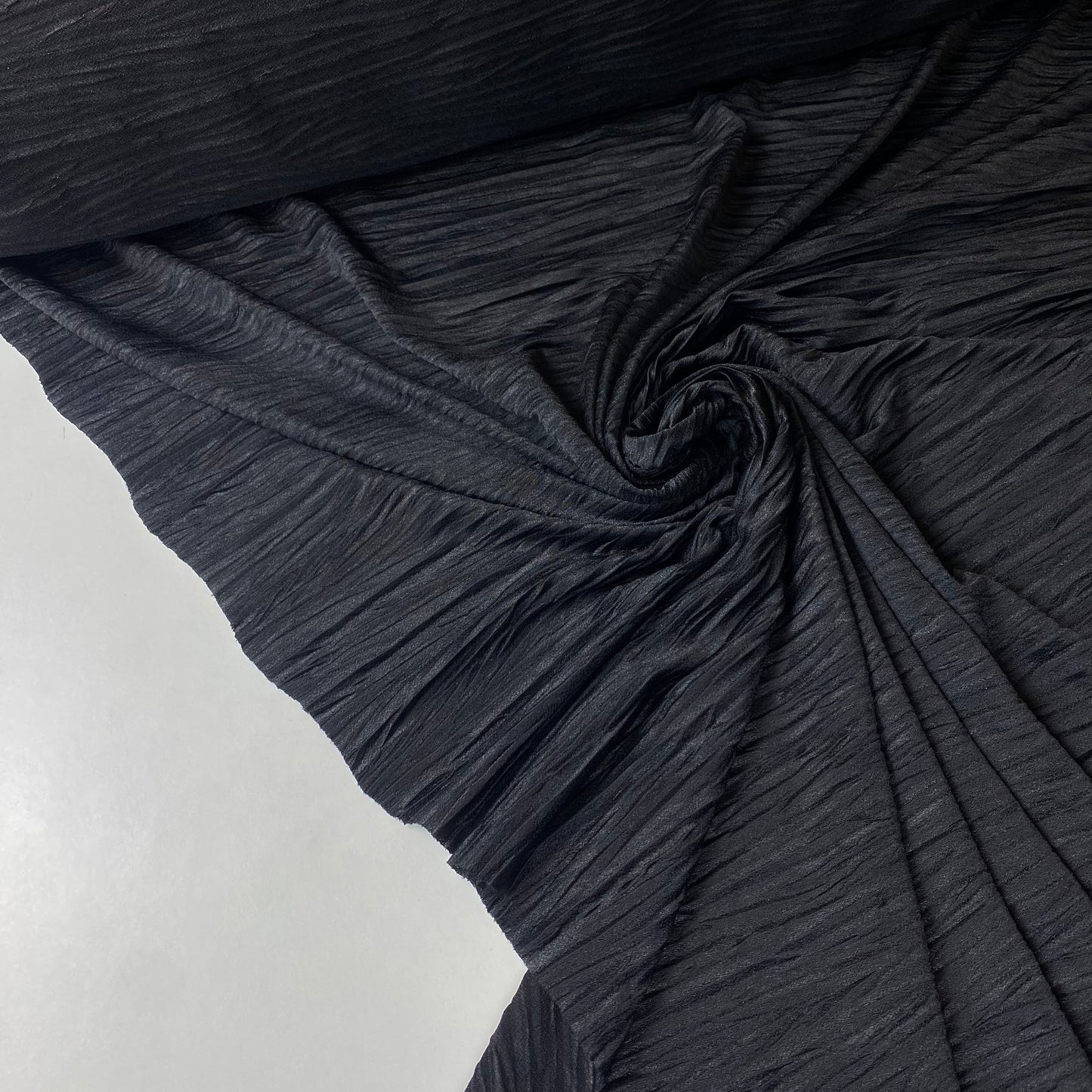 Crepé negro ligeramente plisado