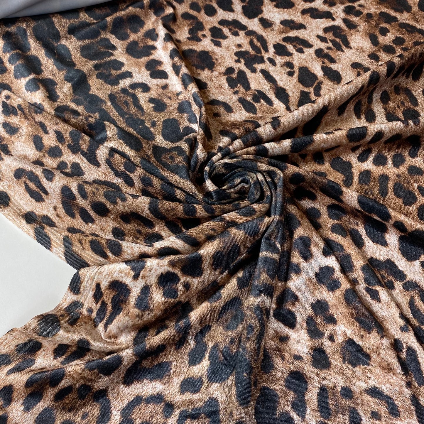 Terciopelo con estampado de leopardo