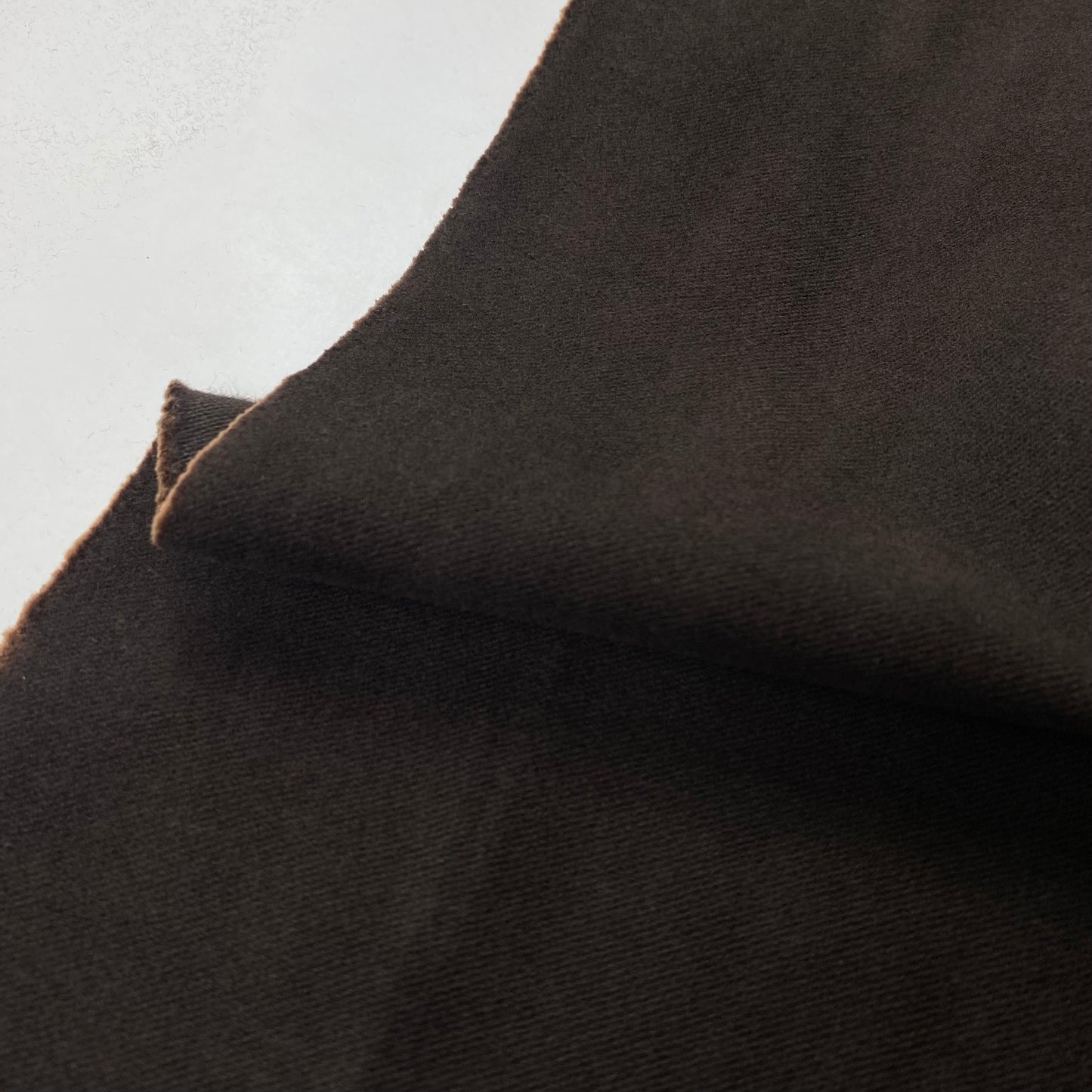 Sarga gruesa marrón para chaquetas, pantalones y chalecos.