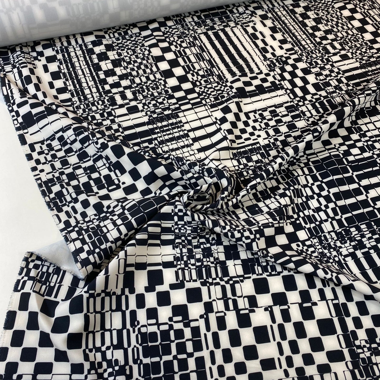 Malha interlock formas pretas e brancas