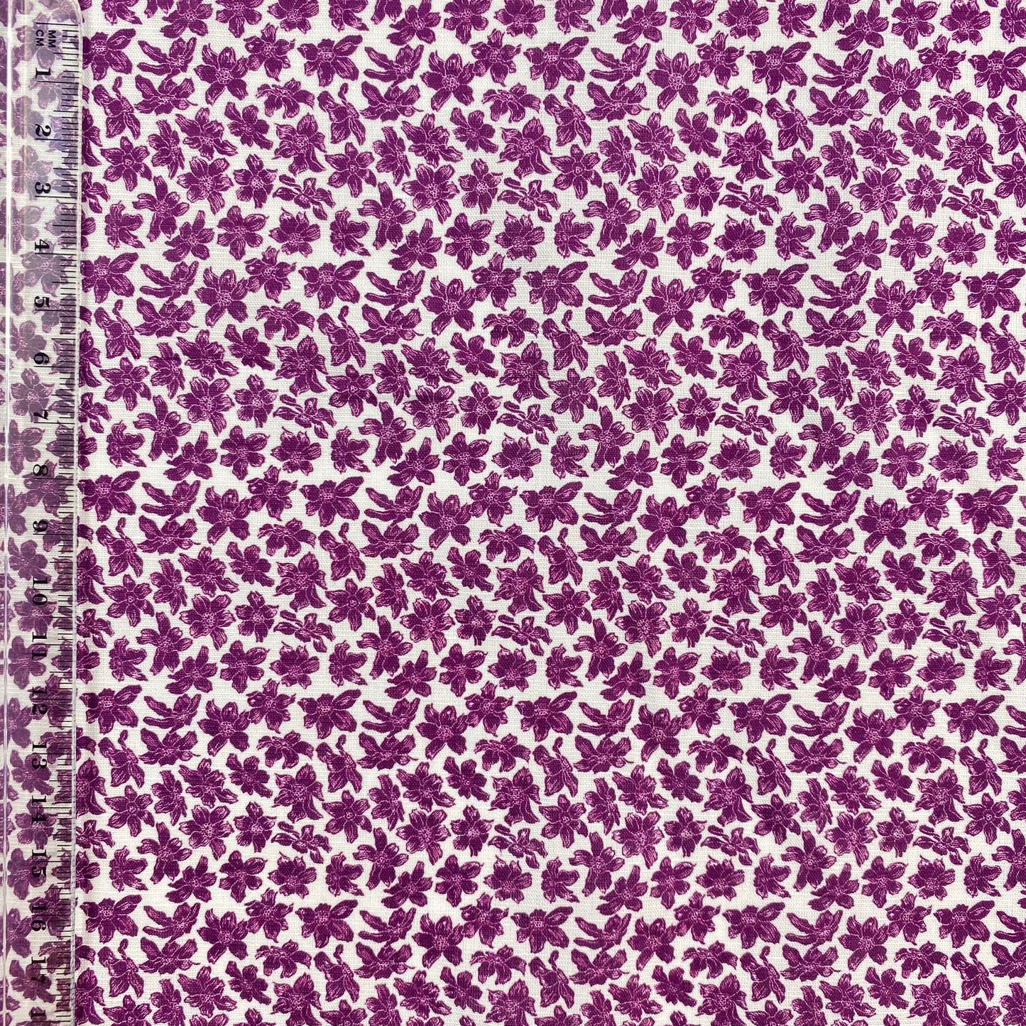 Linho com flores bordeaux