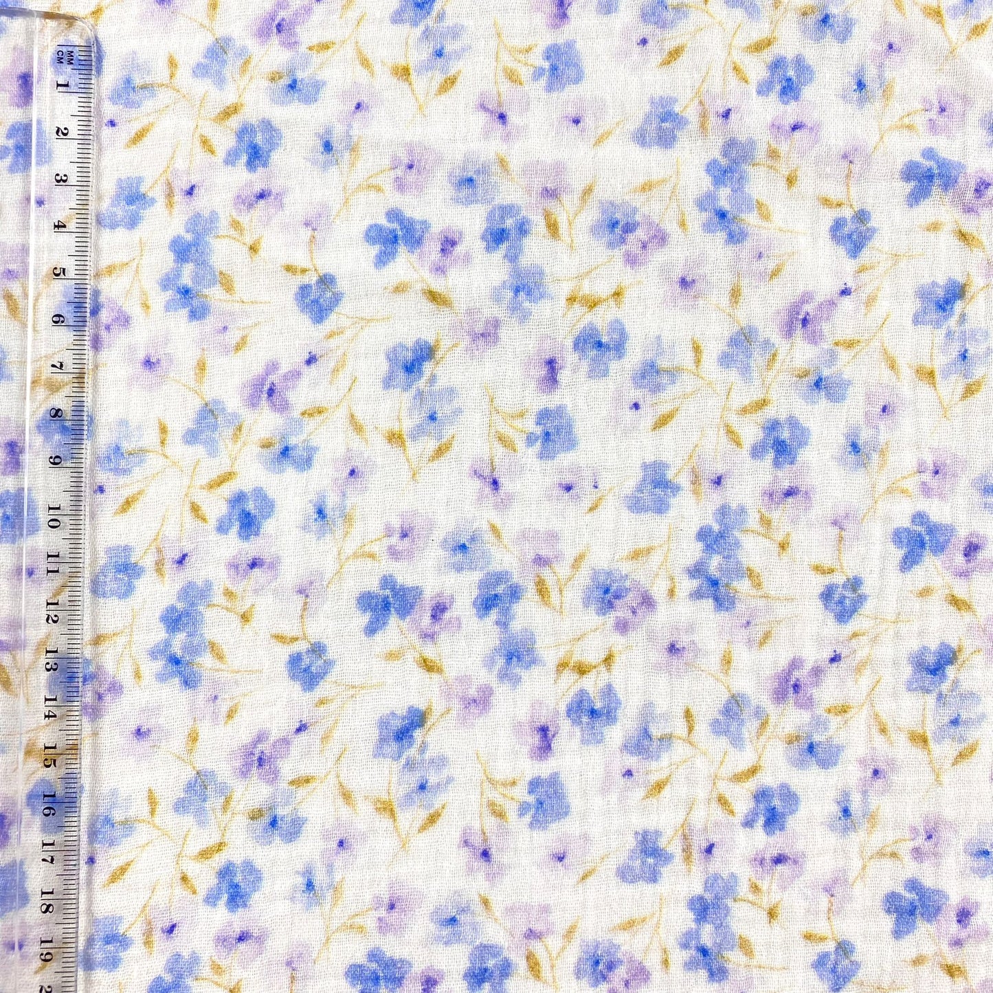 Muselina dupla con flores violetas y lilas
