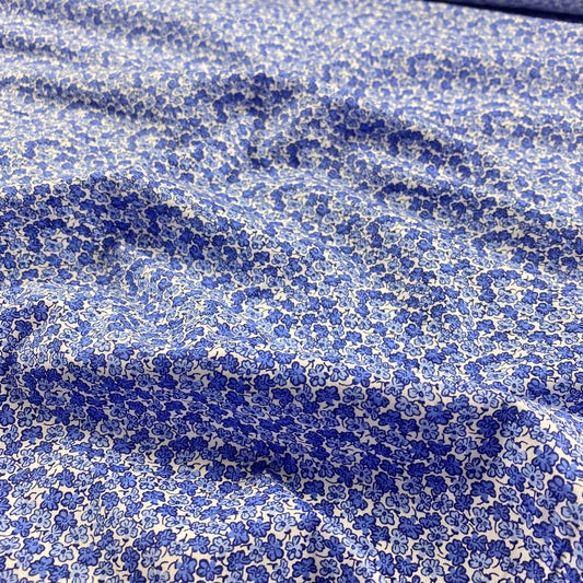 Popeline com flores em tons azuis