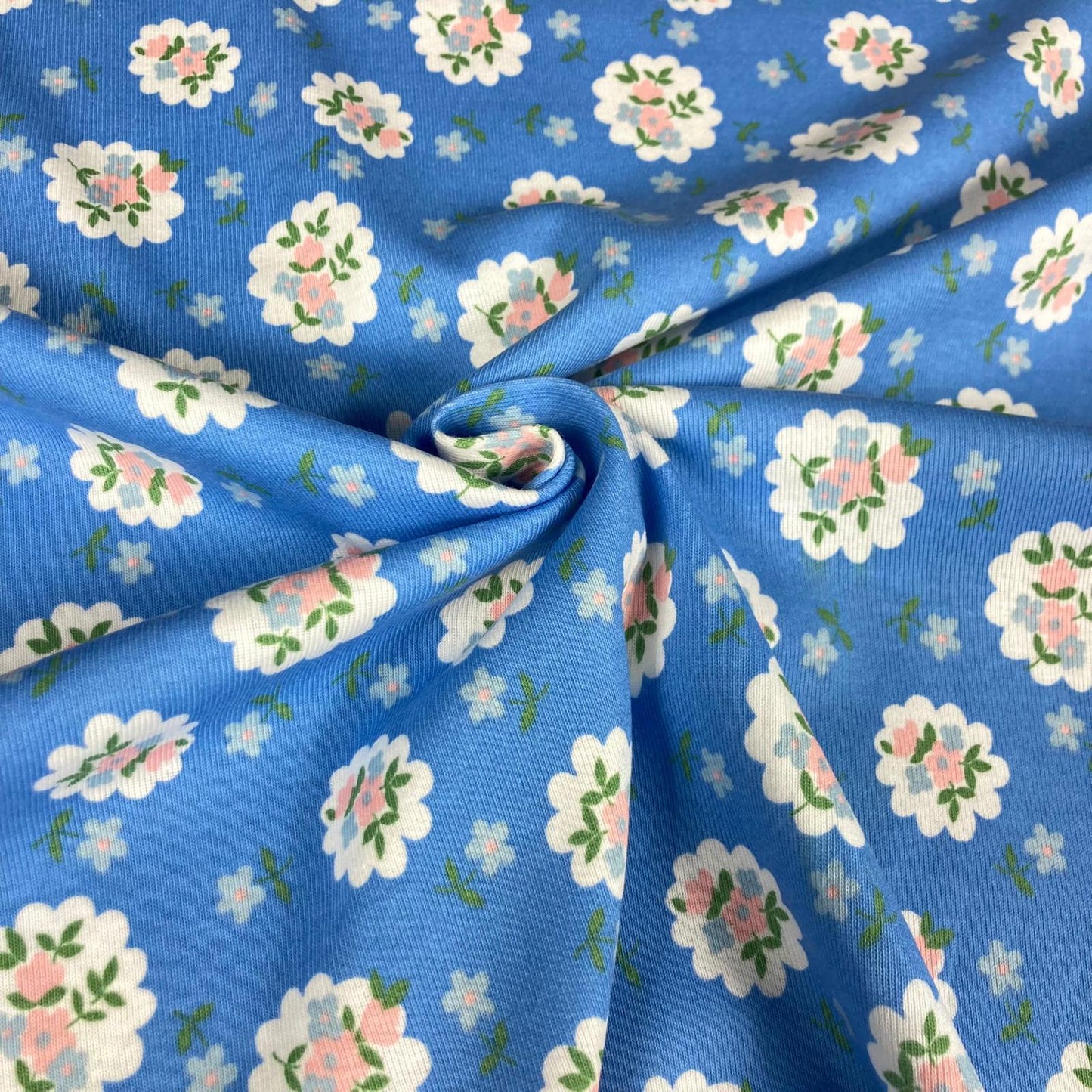 Malha rib 1x1 com flores fundo azul