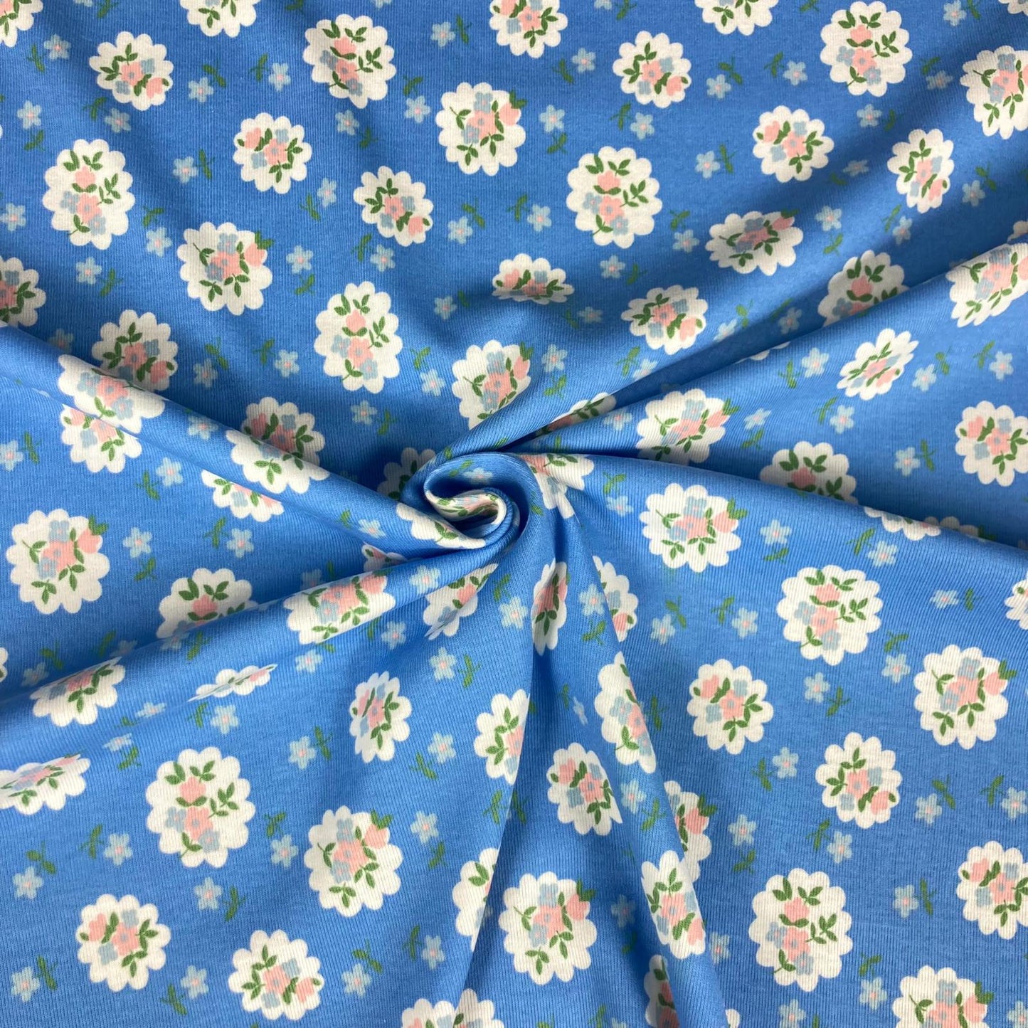 Malha rib 1x1 com flores fundo azul