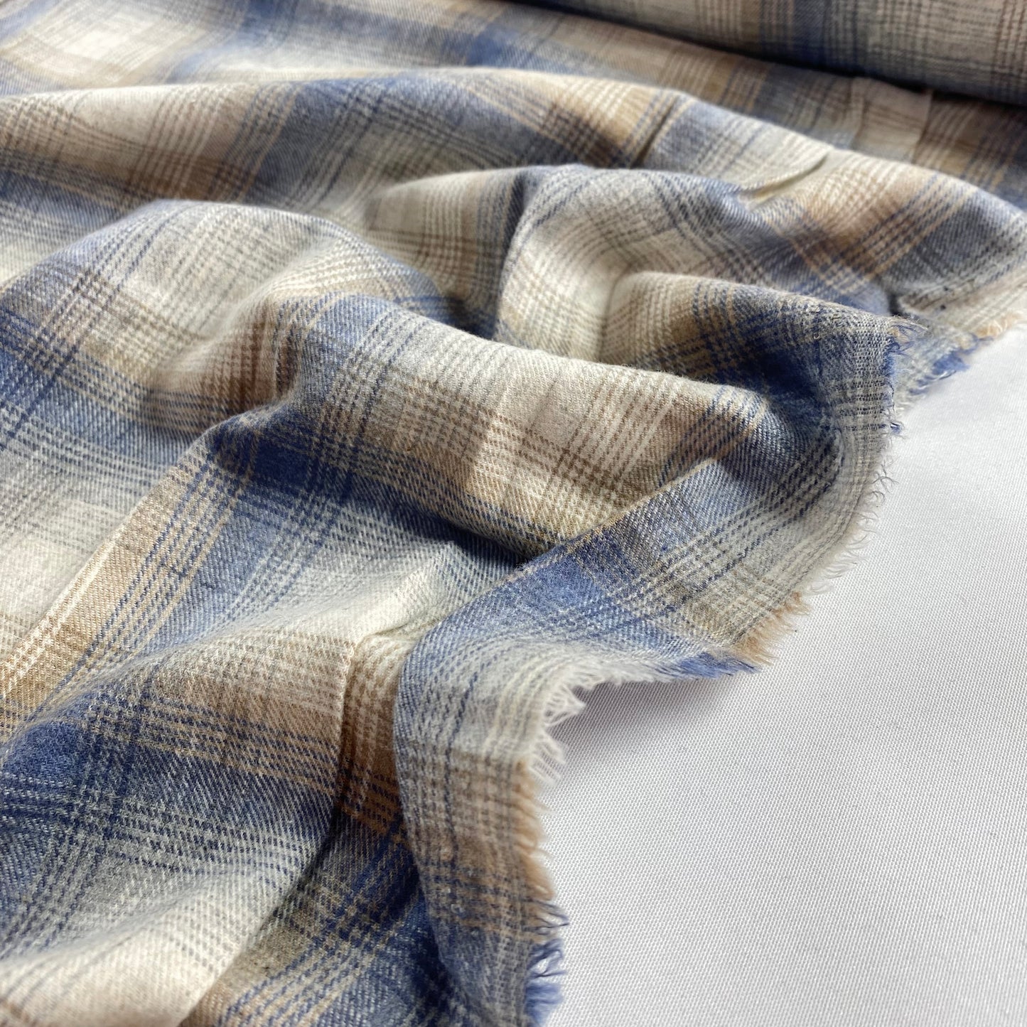 Vaiela beige con rayas azules y doradas