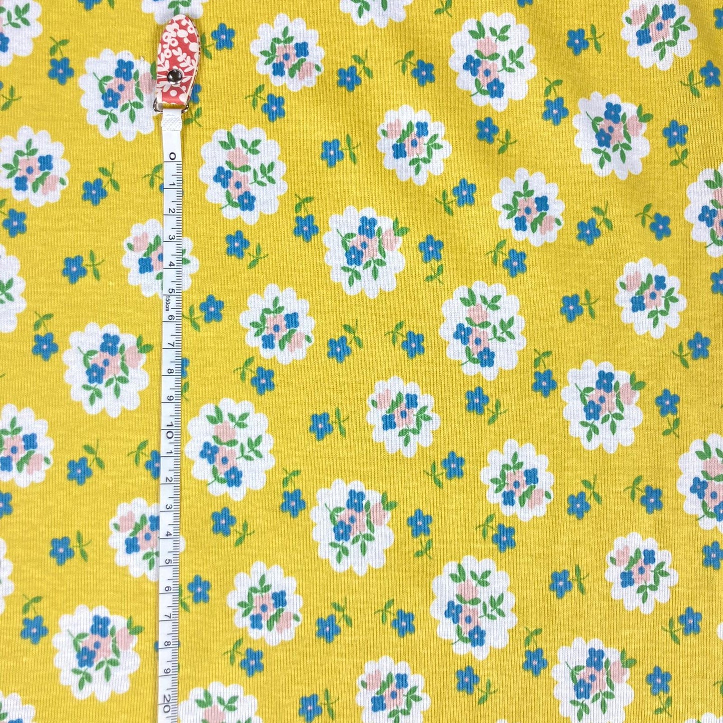 Malha rib 1x1 com flores fundo amarelo