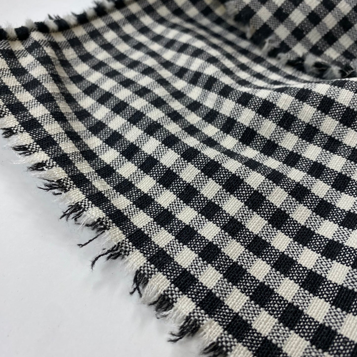 Granja tipo tweed con cuadros blancos y negros