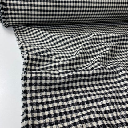 Granja tipo tweed con cuadros blancos y negros